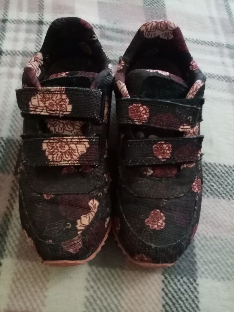 Adidași 29. Fete