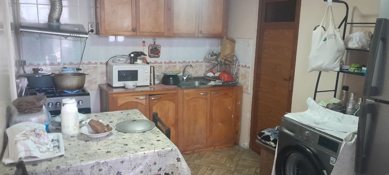 Uy sotiladi Mirzo Ulugbek rayon 2.4 sotik zaxvati 1 sotik 4 xona .
