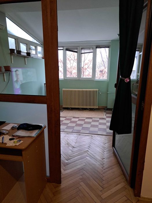 Închiriez, pe termen lung apartament cu 2 camere în zonă ultracentrală