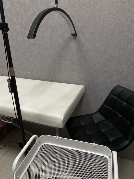 Сдается столик и кушетка бц Атриум