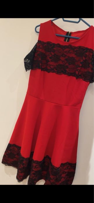 Къса червена рокля