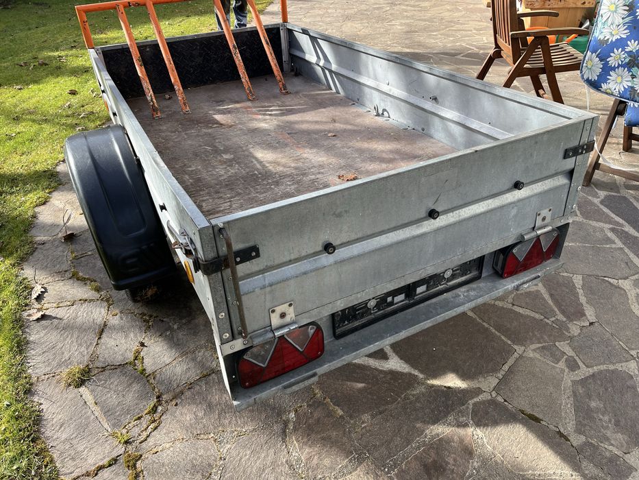 Ремарке за лек автомобил с стойка за мотори