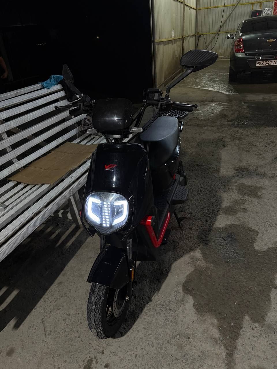 Skuter elektron satiladi tezlik 50 60 km bir zaryad yurid