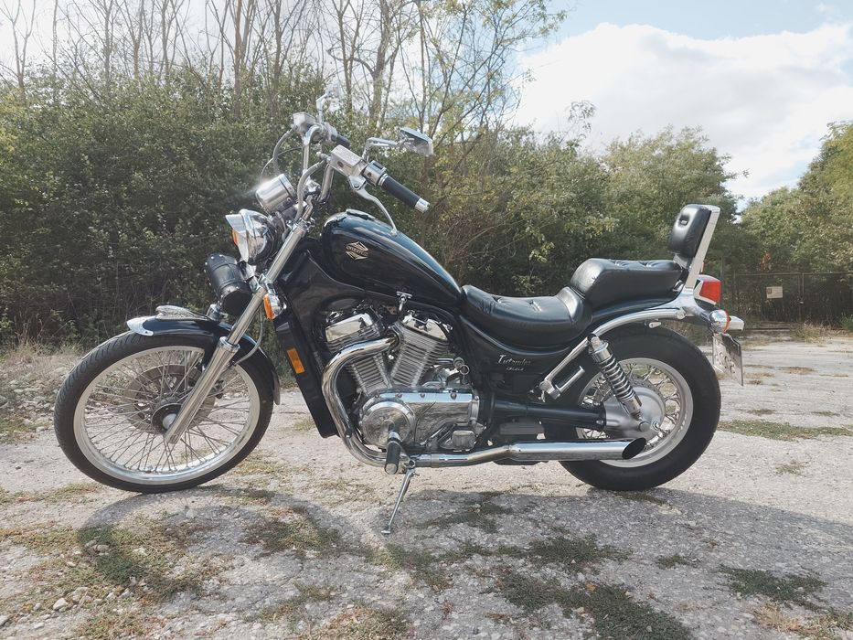 Suzuki intruder vs800