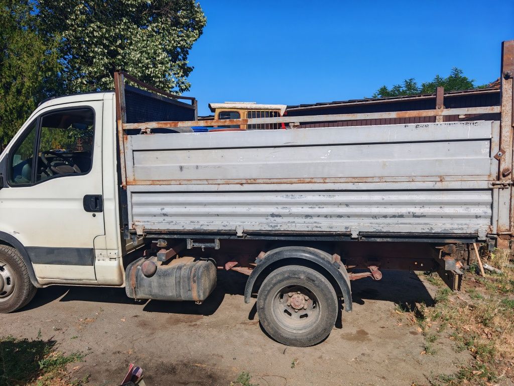 Vind Iveco basculabil pe 3 parti