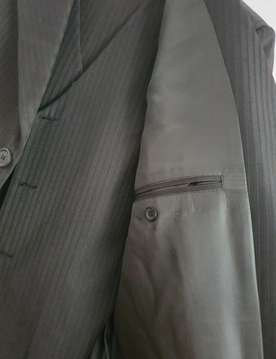 Vând costum negru bărbătesc