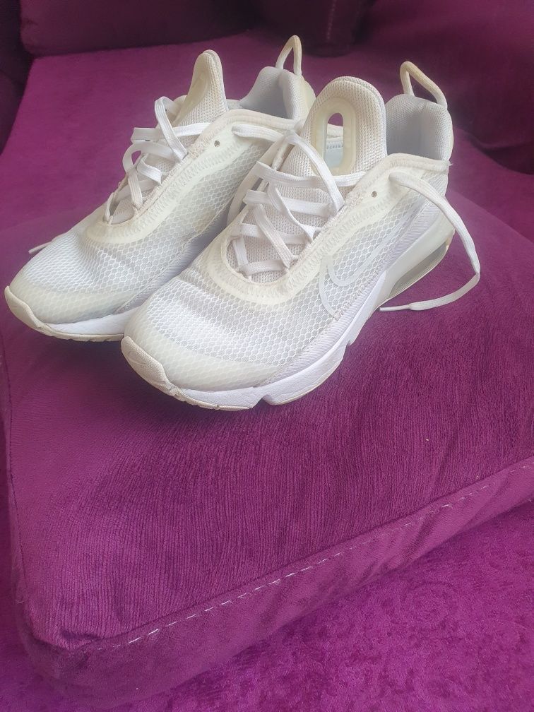 Маратонки  NIKE AIR MAX 2090 - номер 36.5