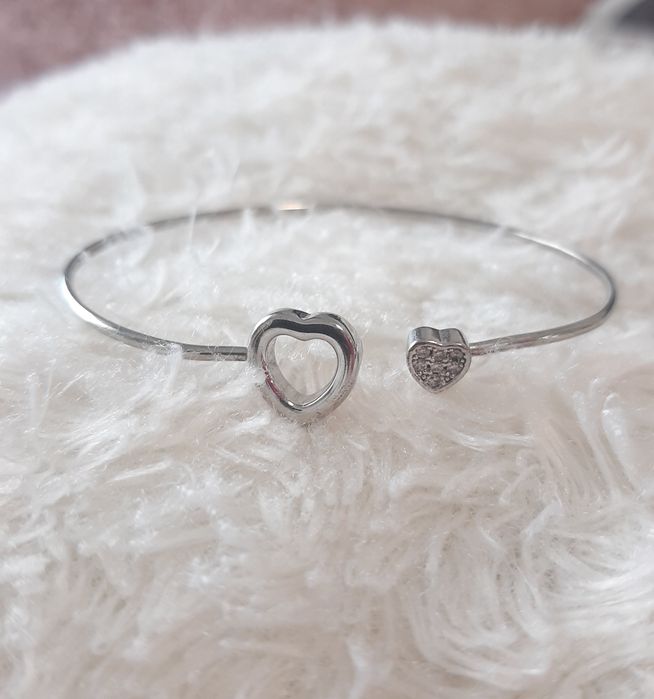 Vând Set colectie 11 cercei clipsuri + 4 inele și o brățară