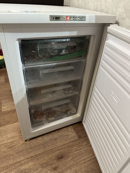 Продам почти новую морозилку работает без шумно