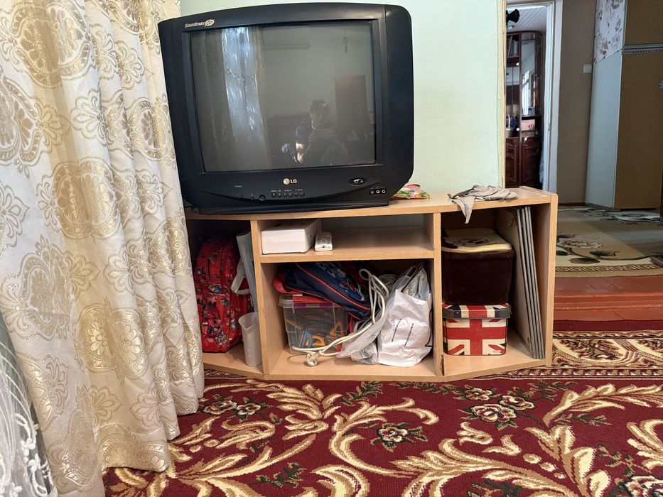 Телевизор с подставкой