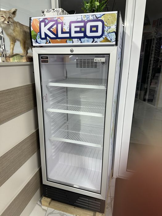 Срочно продам витринный  холодильник Kleo