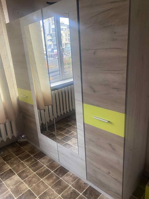 Продават се гардероб, скрин и нощно шкавче