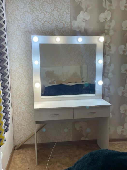 Столик для визажистов/косметический столик