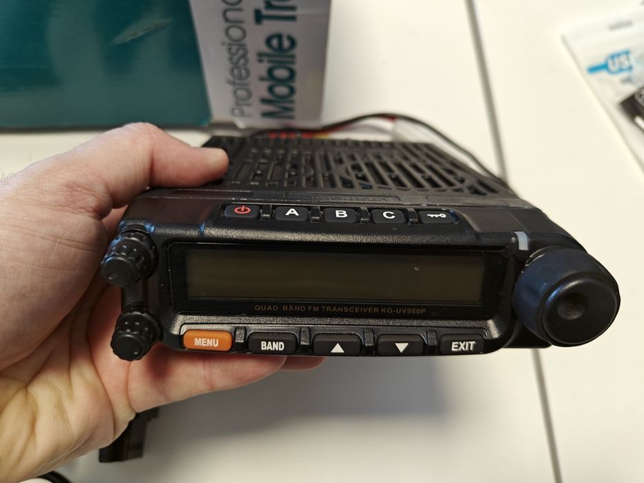 Statie Radio Wouxun KG-UV980P Quad-Band 50W cu accesorii de instalare