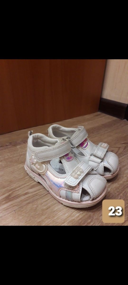 Продам детскую обувь