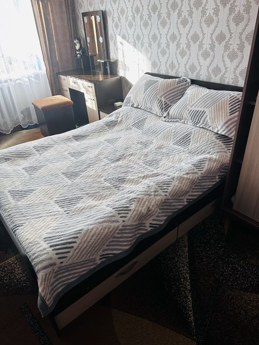 Продам мебель для спальни кровать с матрацам  и две тумбочки