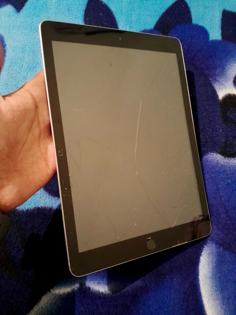 Ipad 9.7 инча 32 ГБ  (5 то- поколение )