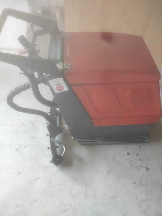 Почистваща машина за под..