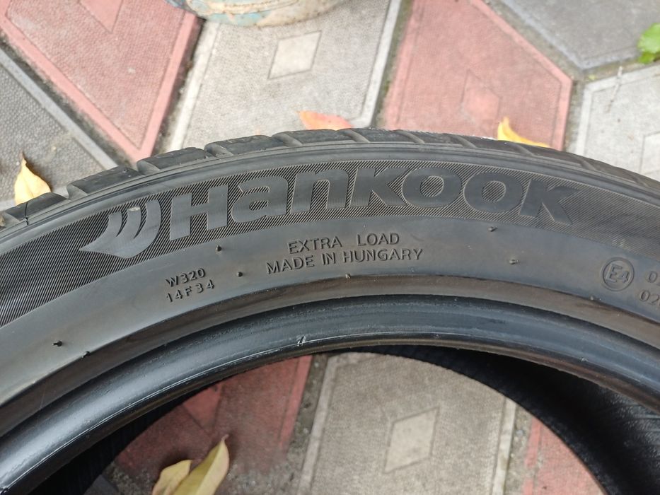 Vand 2 anvelope de iarna 215 50 r17 HANKOOK foarte bune