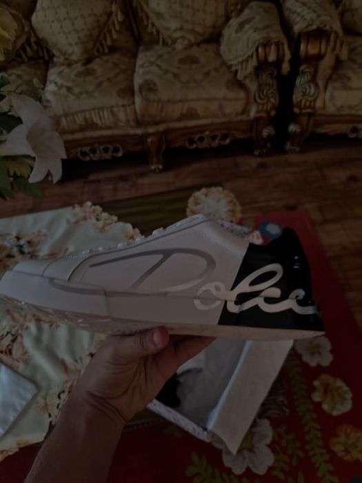 Dolce & Gabbana Adidași albi cu accente negre Stil și Eleganță