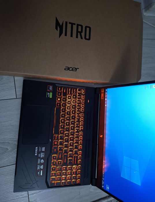 Laptop  gaming Acer nitro v16 ,AMD ryzen 7. 8845