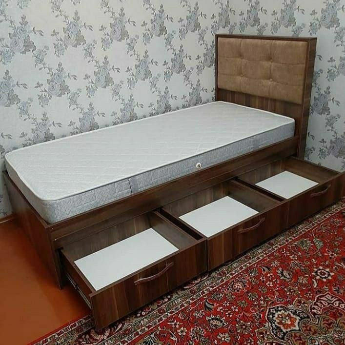 1 кишилик кровать сотилади.