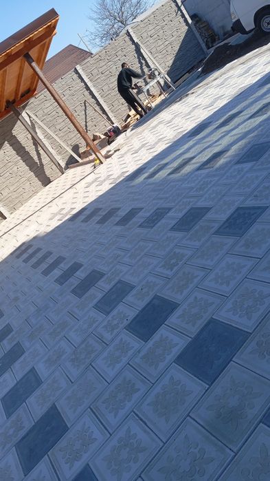 Vând pavele,capace de gard,borduri,rigole.Ofer transport