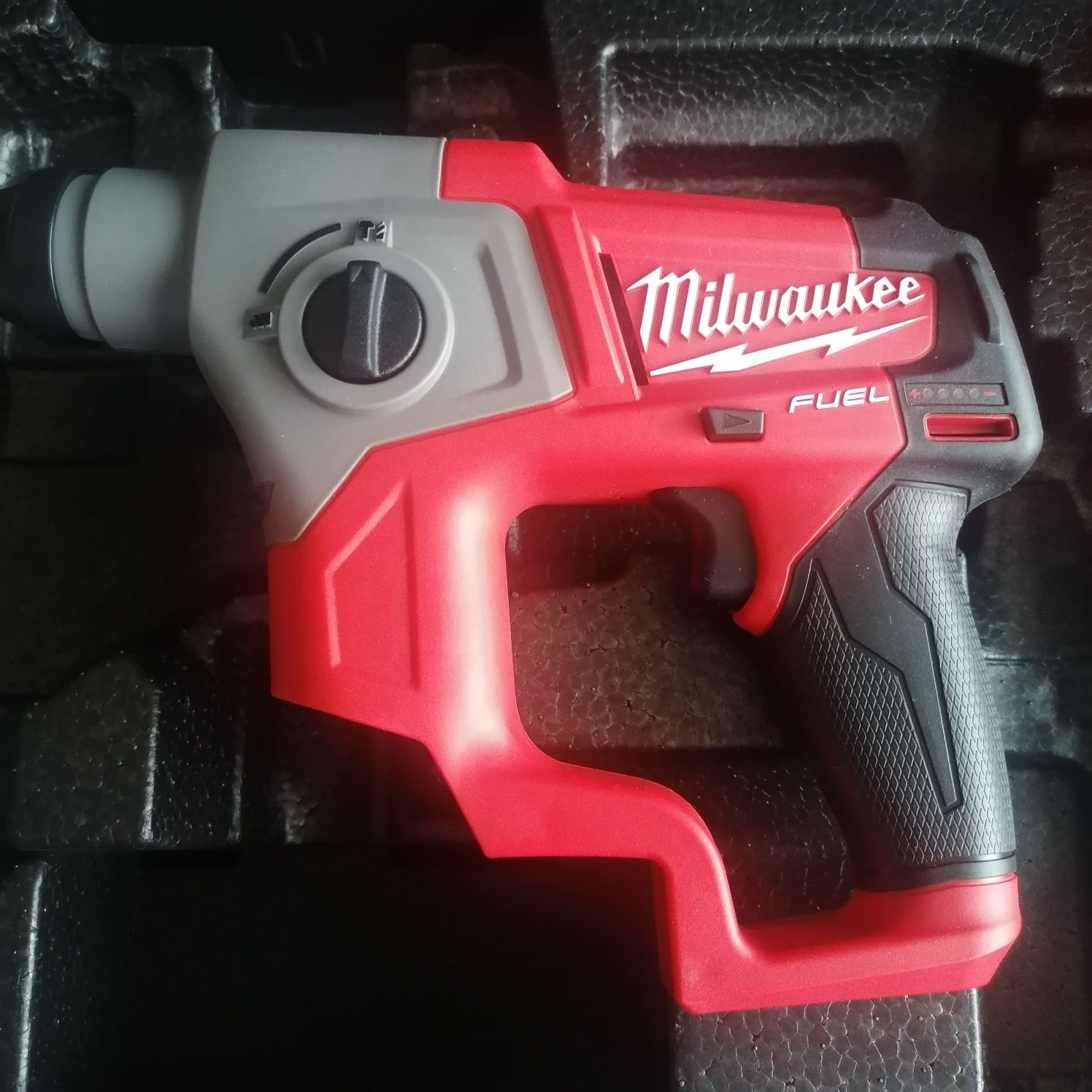 Перфоратор Milwaukee M12CH-0 НОВ+куфар и зарядно