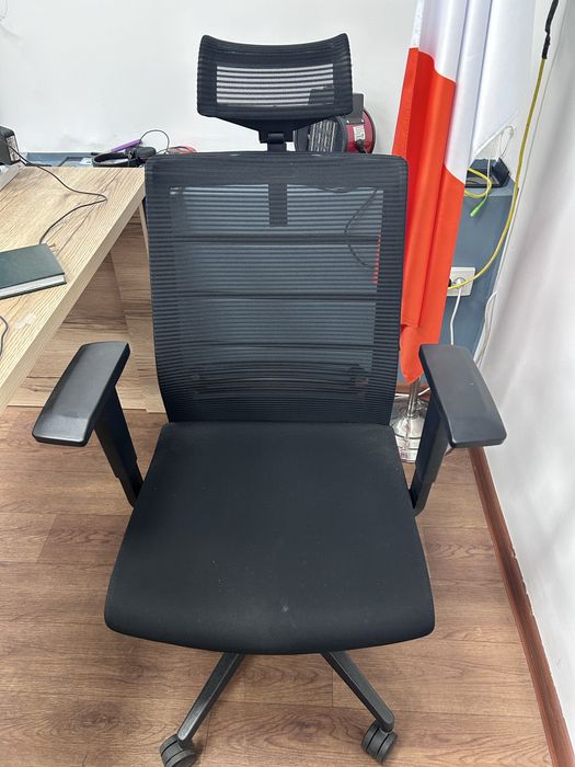 Офисные кресло..