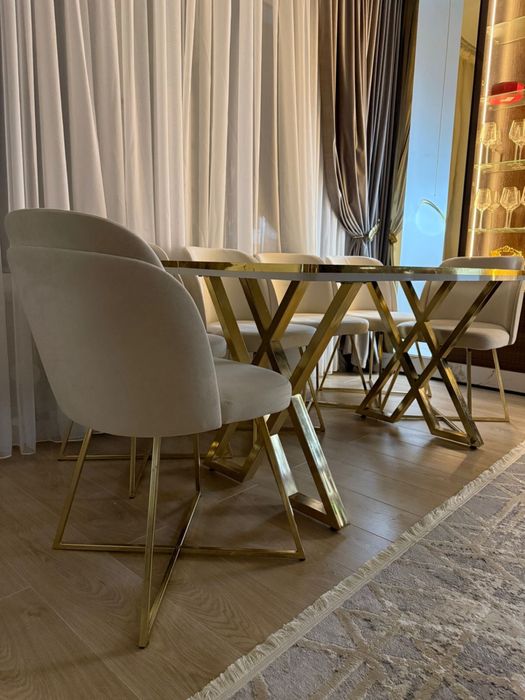 Продается стол со 6 стульями.