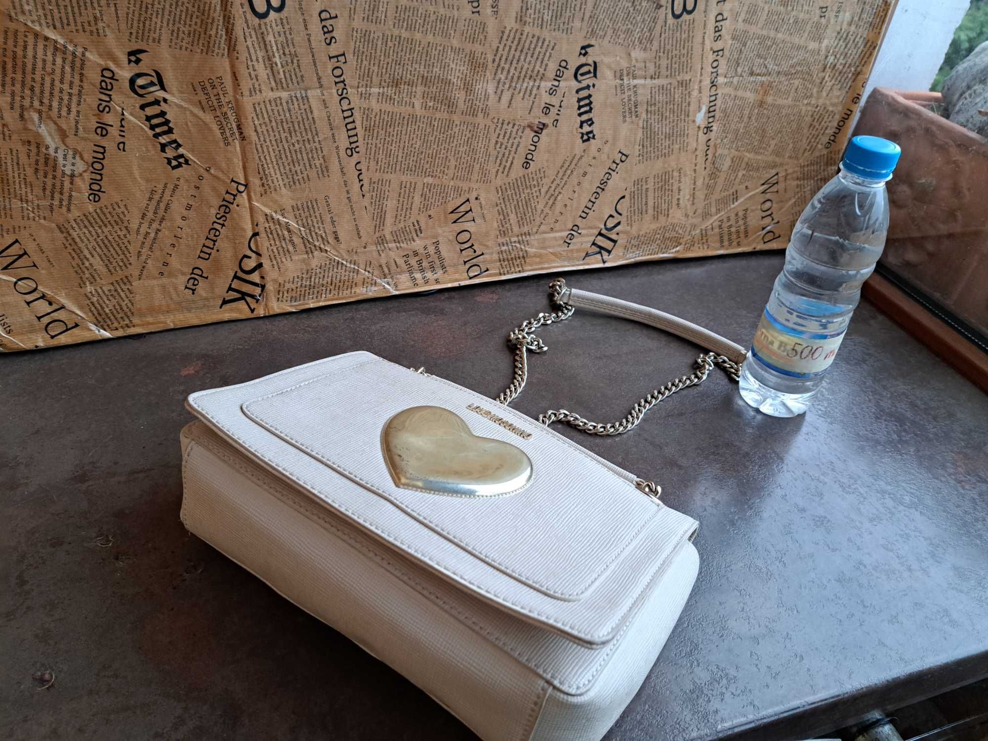Love Moschino-малка бежова чанта със синджир