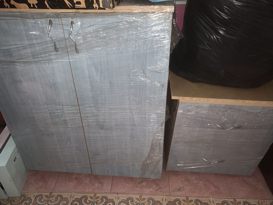 Vand set dulap, comoda si oglinda, rafturi, cuier si 2 scaune bar