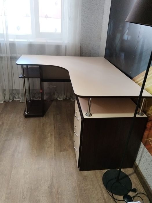 Угловой компьютерный стол в отличном состоянии