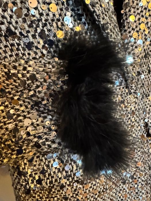 Уникален костюм блестящ пайети пера