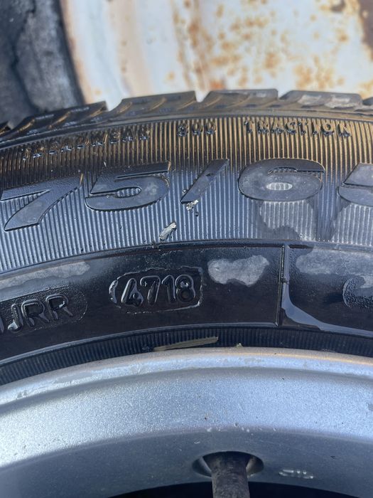 Предлагам гуми със джанти 14 и 15цола за пежо