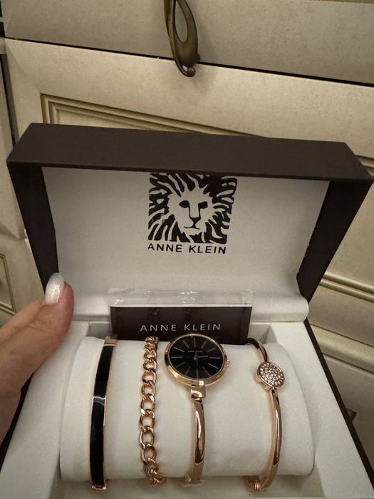 Женское украшение б(раслет часы)