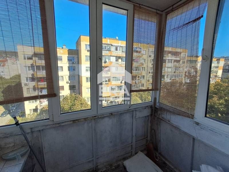 Тристаен апартамент за продажба, с отделна голяма кухня, в долната час