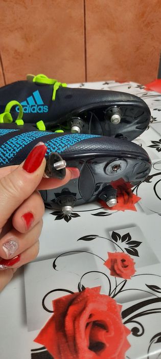 Adidași originali made in Taiwan  cu crampoane de metal pe filet  deta