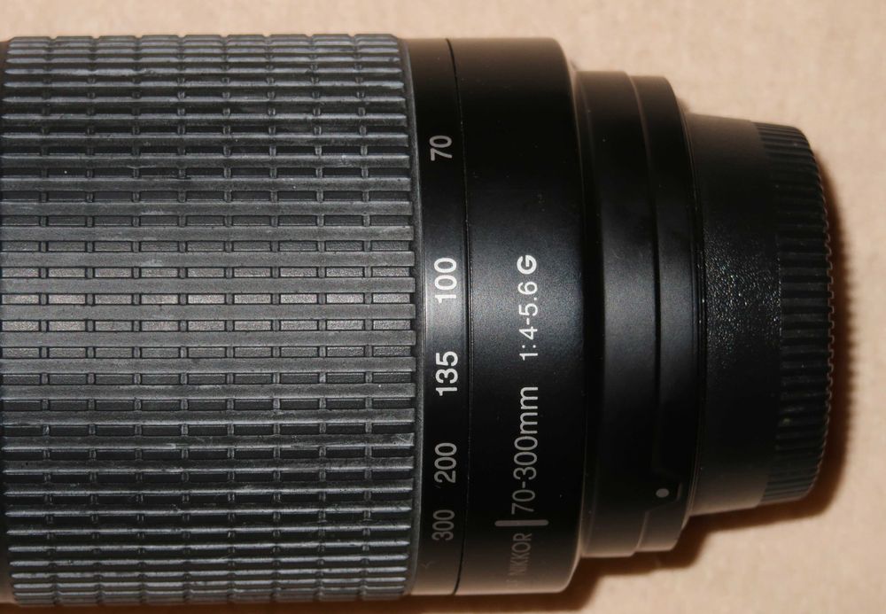 Obiectiv Nikon 70-300 f/1,4-5,6 folosit putin