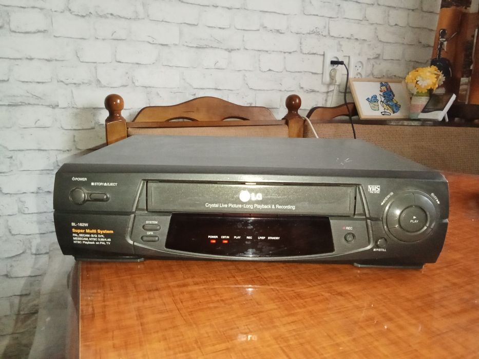 Видеомагнитофон  б/у