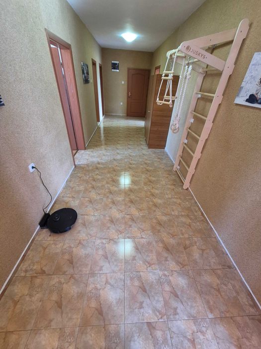 Многостаен етаж от къща, 160кв, полу-обзаведен, двор и паркомясто