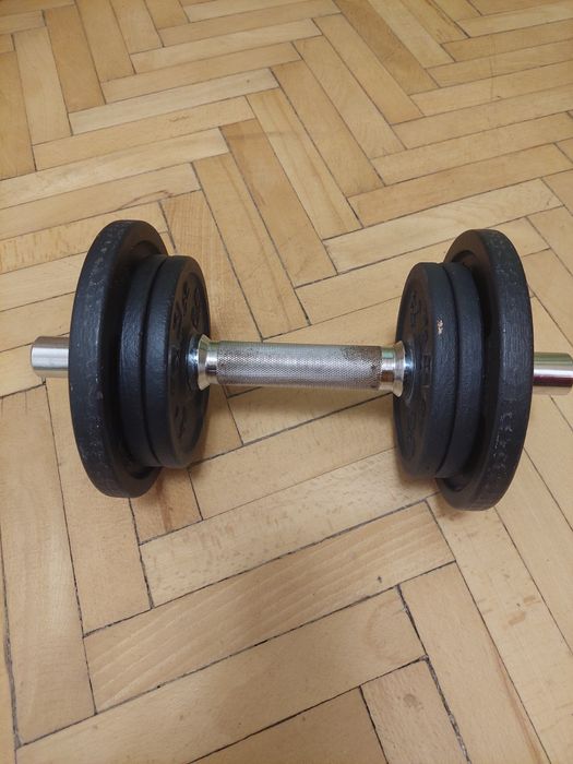 Vând gantera 8kg plus 2kg bara