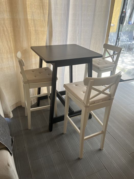 Masa bar ikea cu 3 scaune ikea cu perne ikea stare foarte buna