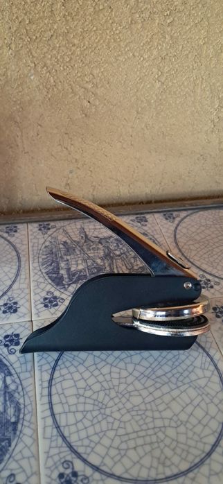 Stampila uscata emboser