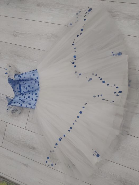 Национальное нарядное платье, накидка и головной убор.