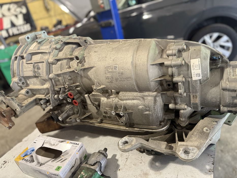 Продавам двигател и автоматична скоростна кутия за AUDI S8 PLUS