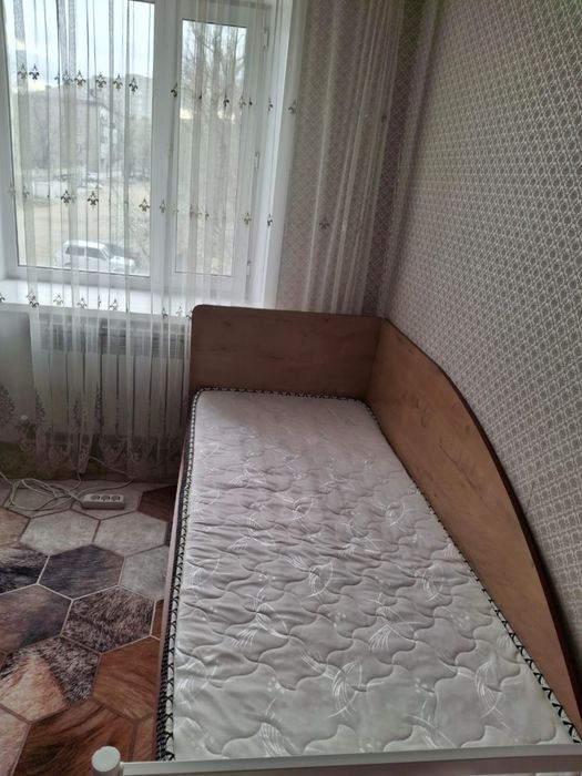 кровать односпальная с матрасом