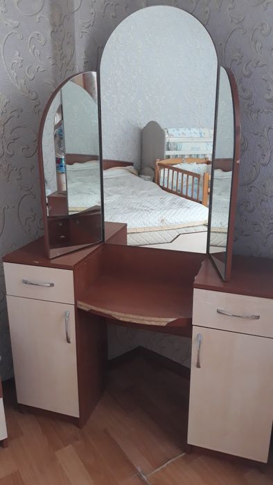 Продам трюмо (Россия)