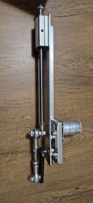 Actuator liniar telescopic.
