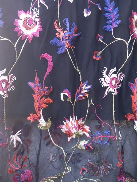 Vând fusta de tul cu broderie florala